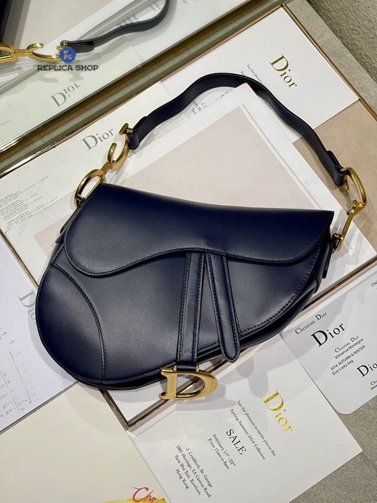 Dior Saddle Bag bằng da bê