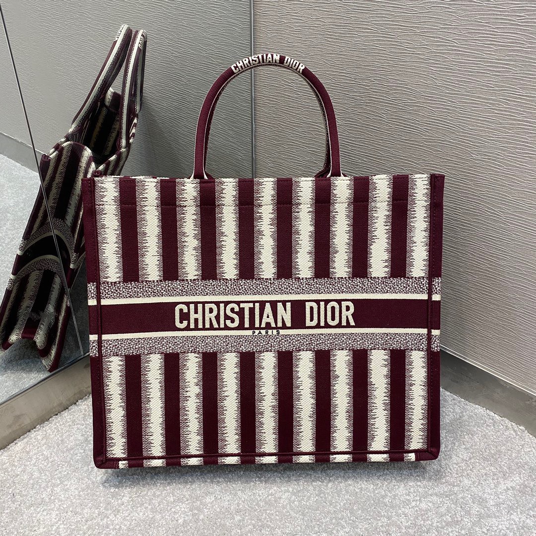 z2526094051873_cee097e7527a1d9c2c045a11f718d44d Túi Xách Dior Book Tote Canvas Họa Tiết Dior Thổ Cẩm Đỏ