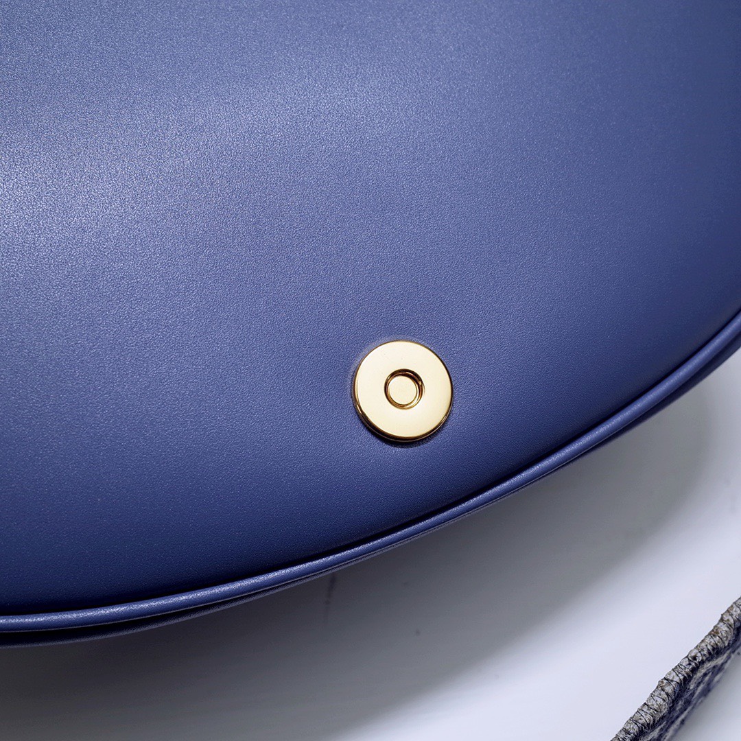 Địa chỉ mua túi đeo chéo nữ Dior Bobby Bag xanh dương uy tín mua ở đâu?