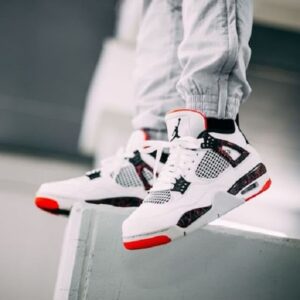 Kết hợp giày Nike Jordan 4 với quần jogger làm nổi bật vẻ đẹp ấn tượng của cổ giày