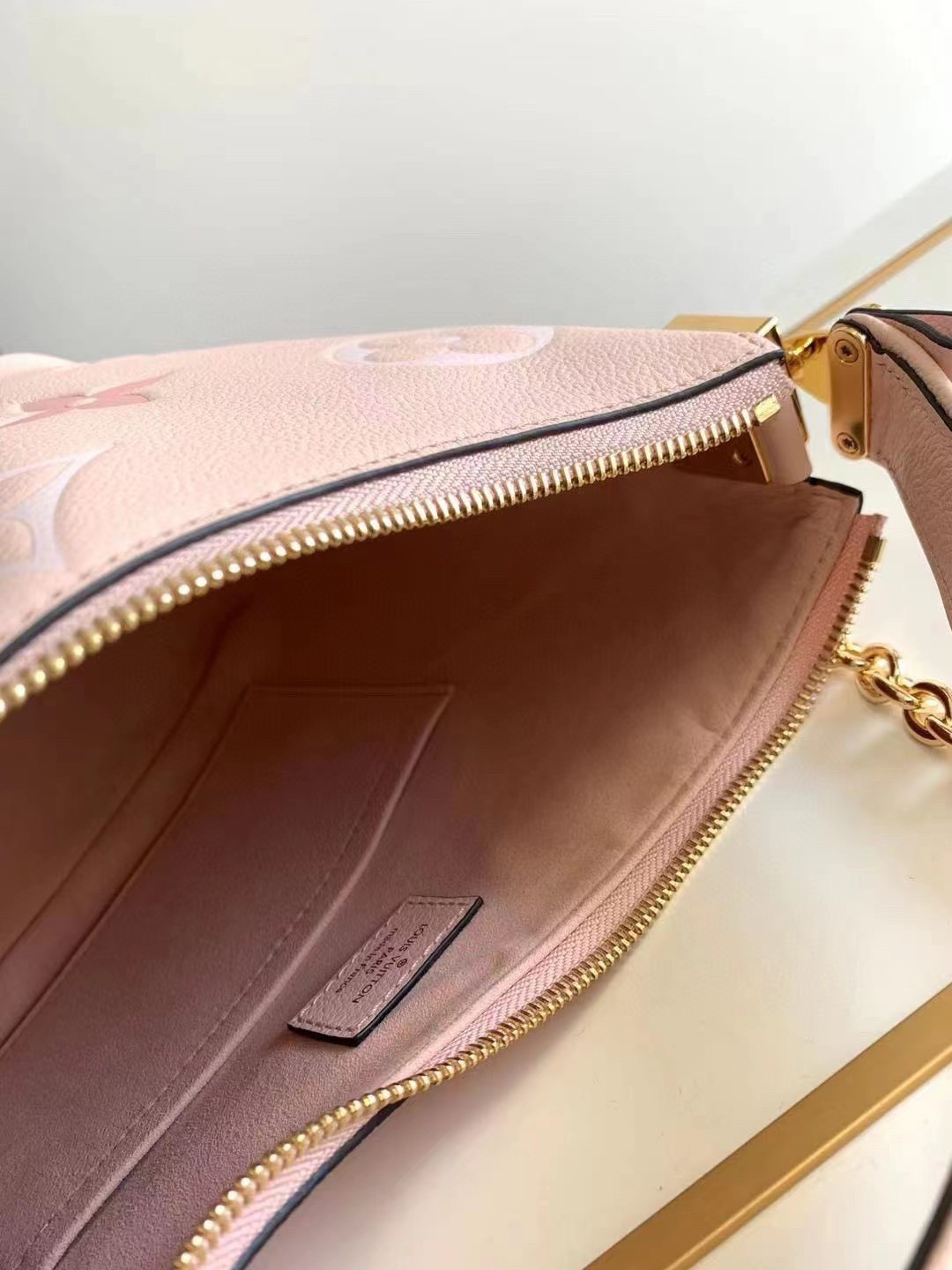 z2666949705880_b31d91ab6050d3cfe5d9b57fd0cd451e Túi xách nữ LOUIS VUITTON siêu cấp –TXSC1185