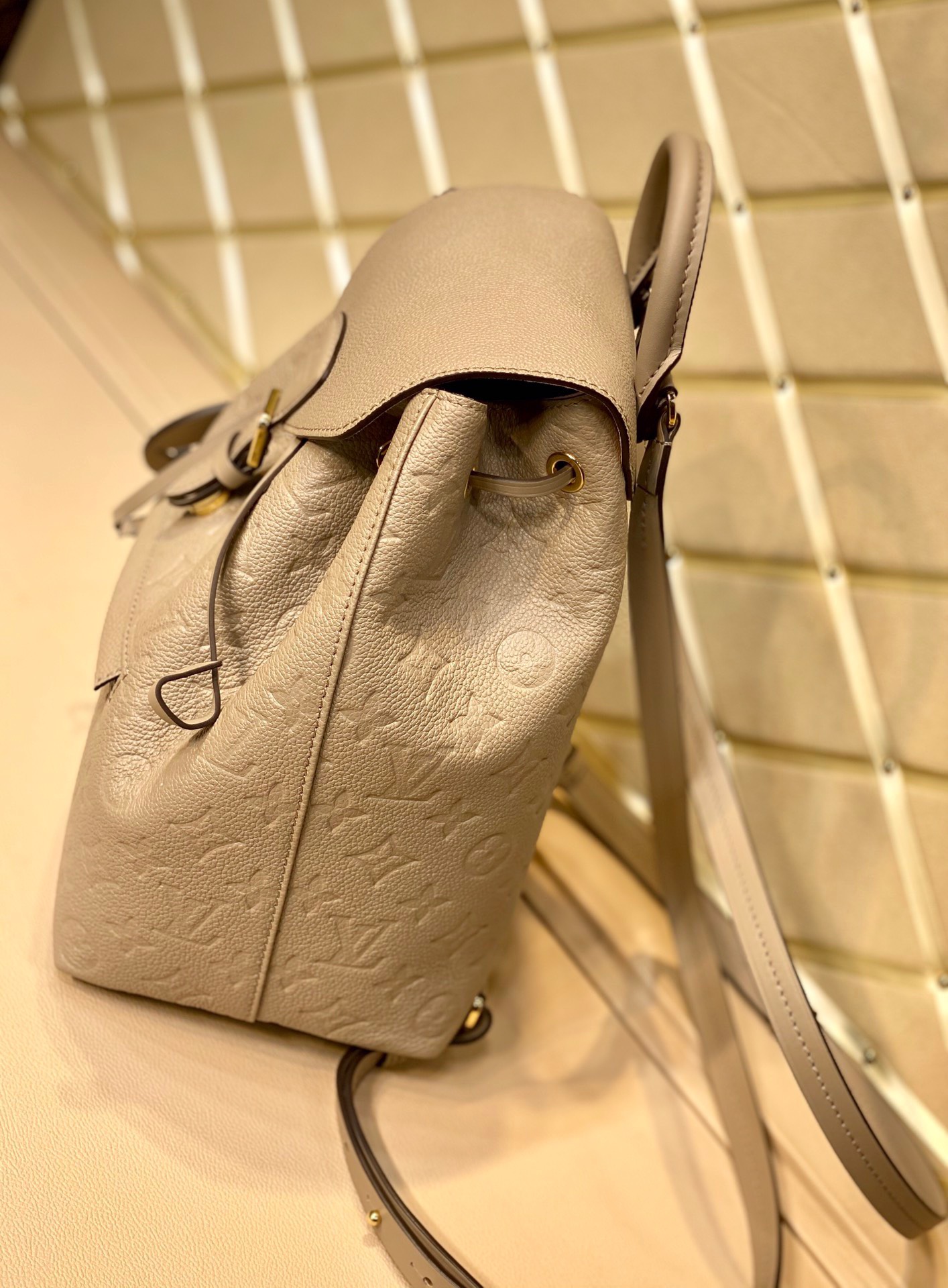 z2669047224162_8970e90feb3b0c520166d0af4e833cb2 Túi xách nữ LOUIS VUITTON siêu cấp –TXSC1189