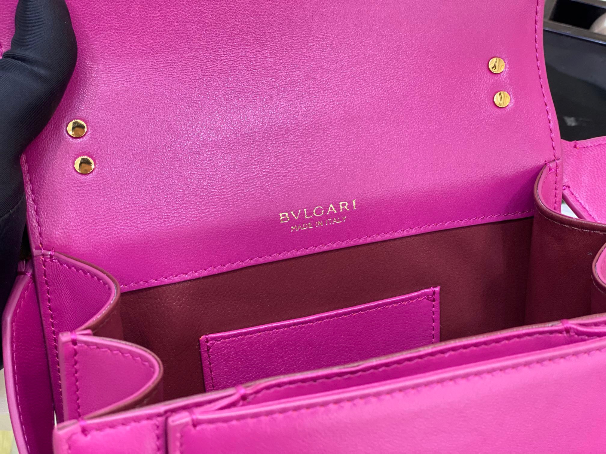 z2790133393950_d099dd5ebef376ed1e49fa8425f0e815 Túi xách BVLGARI siêu cấp – TXSC1243
