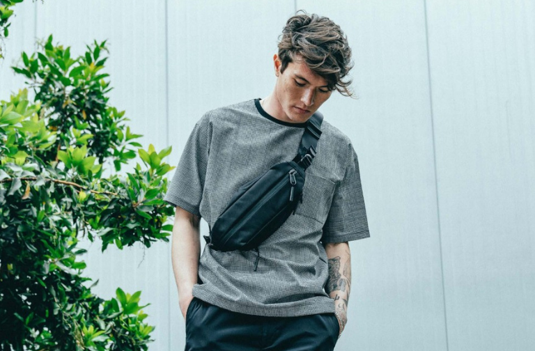 Outfit áo thun + quần short + túi đeo chéo cá tính, năng động nhưng không kém phần thời trang dành riêng cho phái mạnh trong mùa hè oi bức.