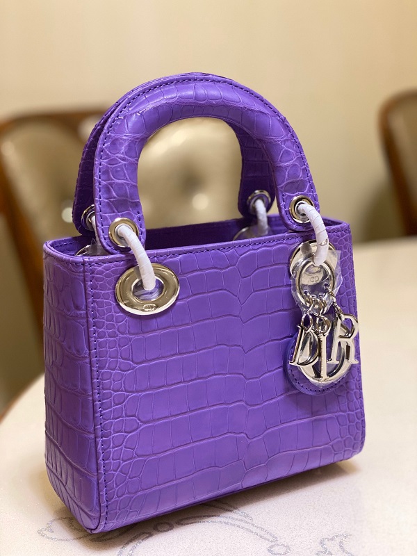 Đặc điểm túi xách Dior Lady Dior cỡ trung màu tím da cá sấu Đặc điểm túi xách Dior Lady Dior cỡ trung màu tím da cá sấu
