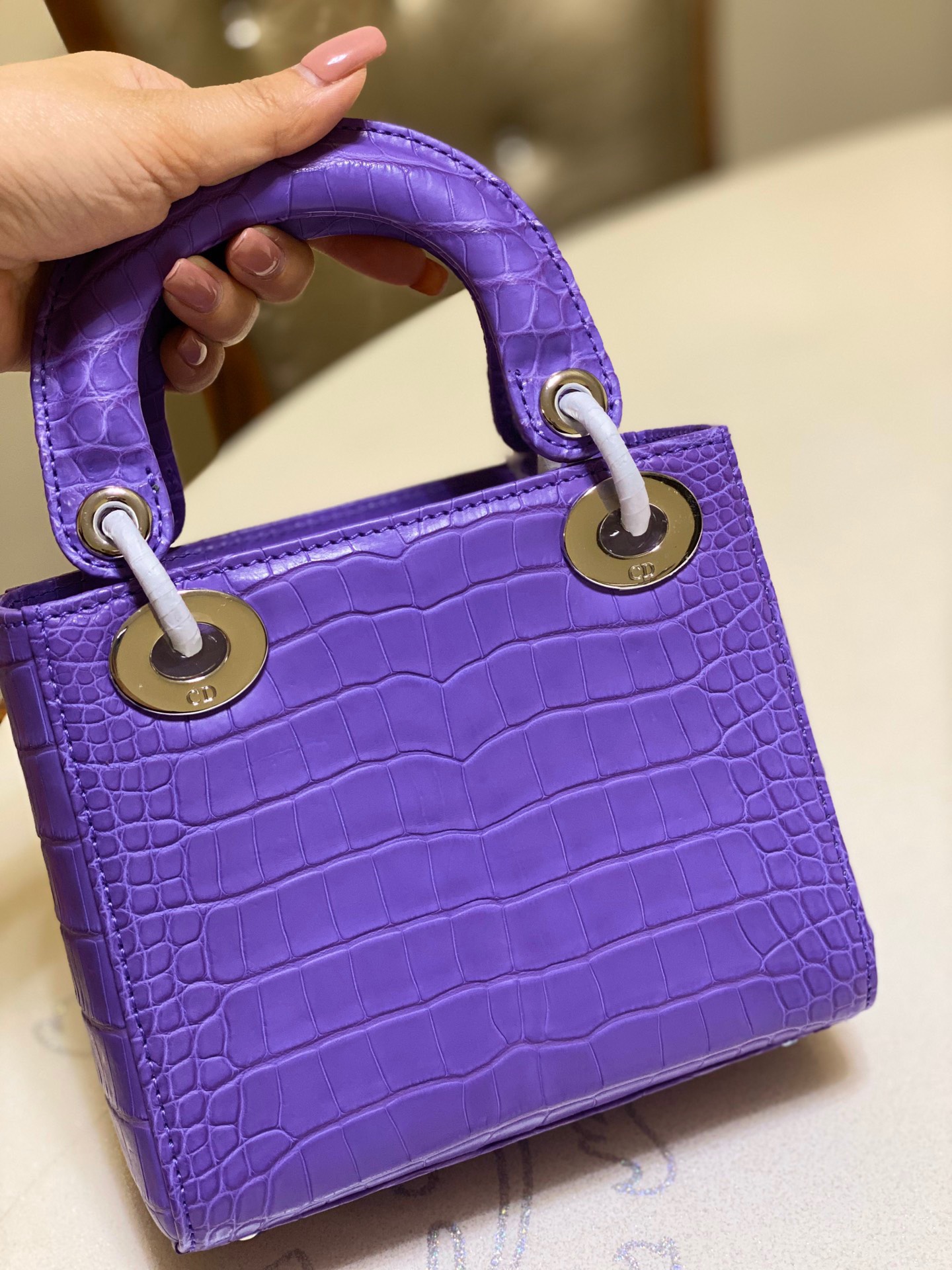 Phong cách phối đồ túi xách Dior Lady Dior cỡ trung màu tím da cá sấu