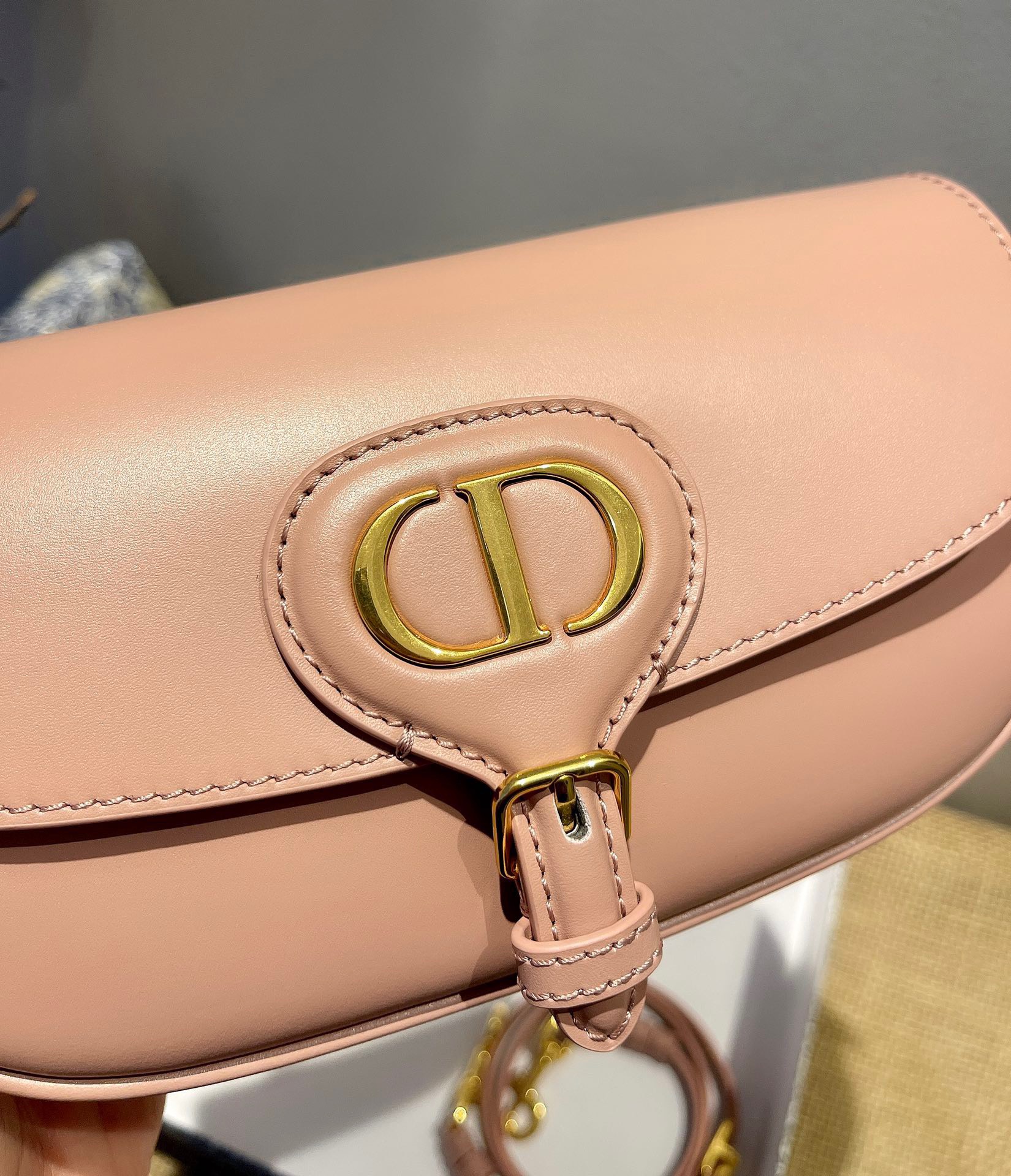 Phong cách túi xách nữ Dior Bobbi East-West màu nâu