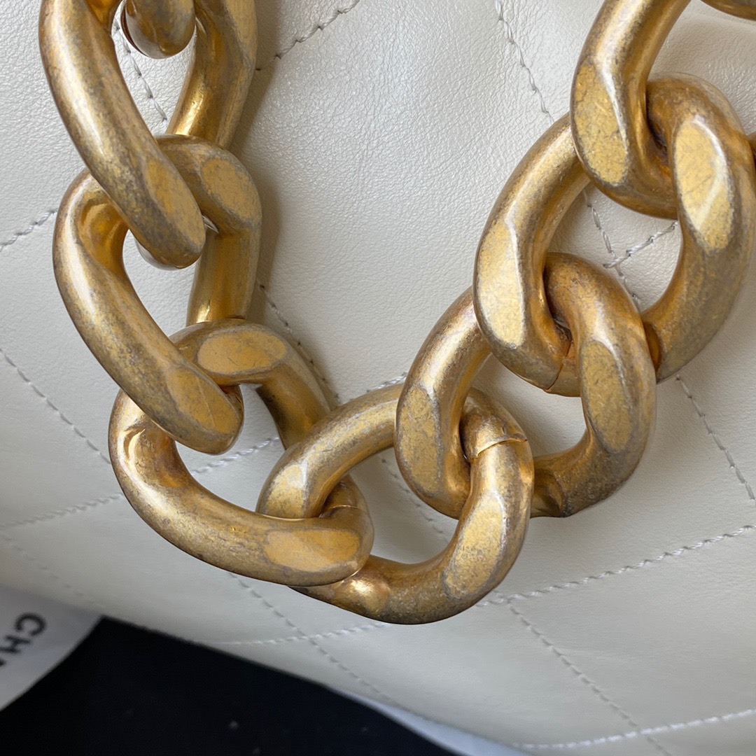 Lưu ý khi sử dụng và bảo quản túi xách nữ Chanel Hobo da bê chần bông màu trắng