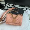 Ví cầm tay Chanel 19 Wallet on Chain WOC màu hồng nhạt