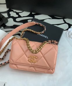 Ví cầm tay Chanel 19 Wallet on Chain WOC màu hồng nhạt