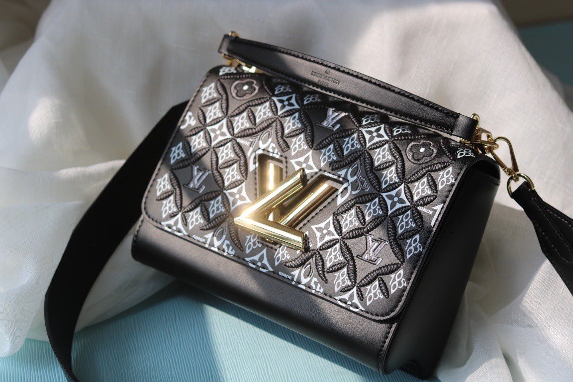 z3182608992995_593f48182a87dffb81b751a0bcfba439 Túi xách nữ Louis Vuitton siêu cấp –TXSC1426