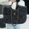 Túi mua sắm bằng nylon grosgrain chần bông màu đen