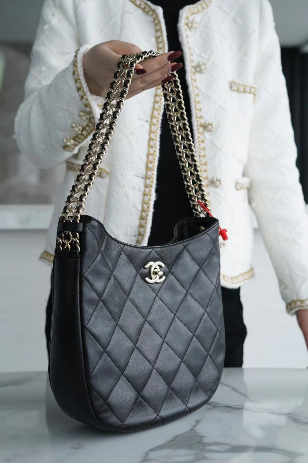 z3223202368631_8c26d0bda7d2ed48defb2298ae6056cd Túi Chanel Hobo CC bằng da cừu màu đen