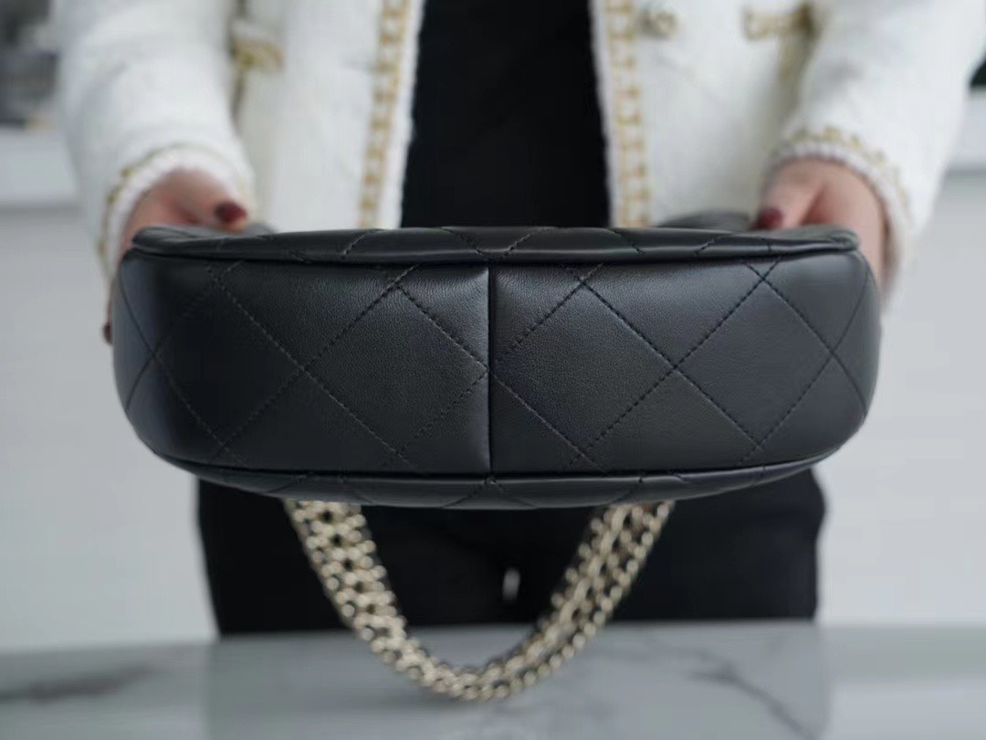 z3223202372574_b34b7892780a3214e06dcac6d1b5dee9 Túi Chanel Hobo CC bằng da cừu màu đen