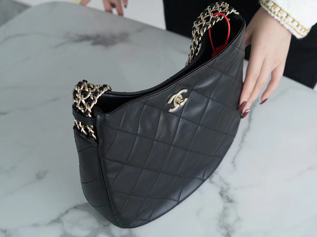 Kinh nghiệm bảo quản túi Chanel Hobo CC bằng da cừu màu đen