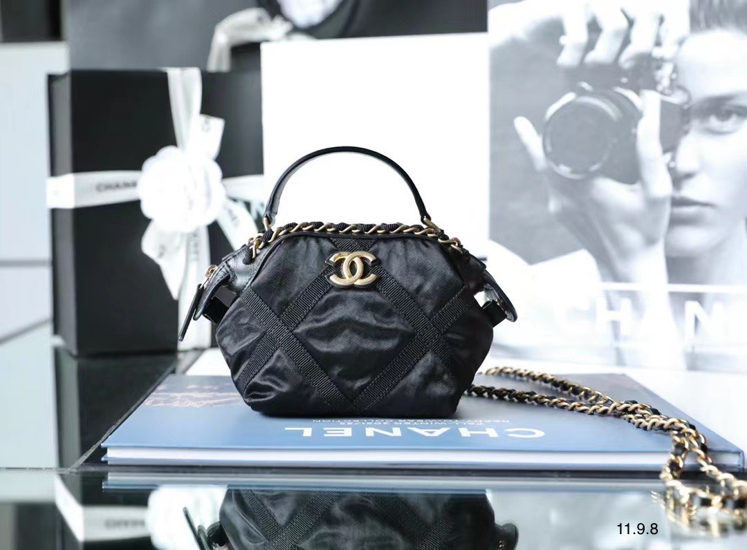 Túi đeo chéo Chanel Lifestyle màu đen bằng nylon Grosgrain Túi đeo chéo Chanel Lifestyle màu đen bằng nylon Grosgrain