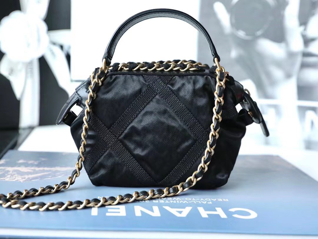 z3223202516326_14ff25a4fa1503fb5cdd0a7ec08522ef Túi đeo chéo Chanel Lifestyle màu đen bằng Nylon Grosgrain