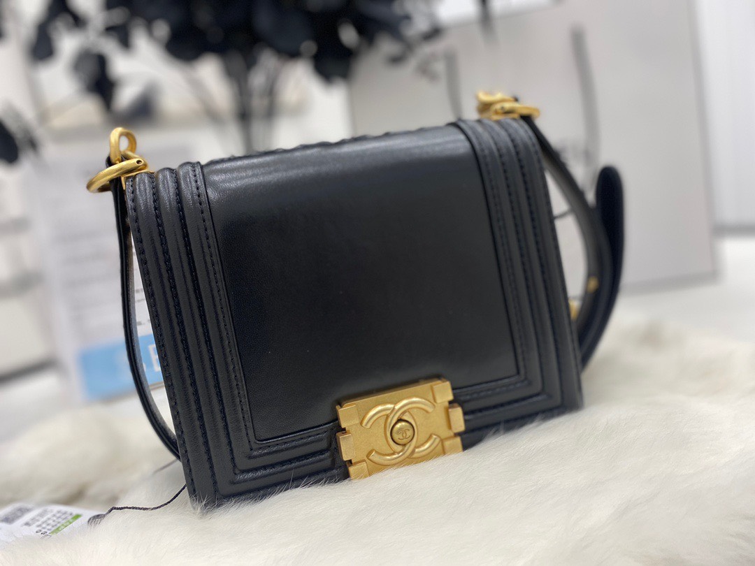 z3313856751000_bd5c13829617e05d1f51586d6dc5fe6c Túi đeo vai Chanel Boy cỡ nhỏ bằng da bê màu đen
