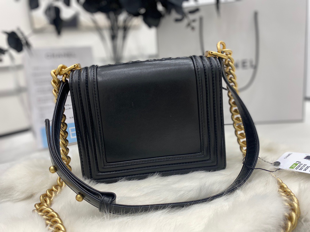 z3313856757063_07eca7f7bad6c8055e917c5a17218341 Túi đeo vai Chanel Boy cỡ nhỏ bằng da bê màu đen