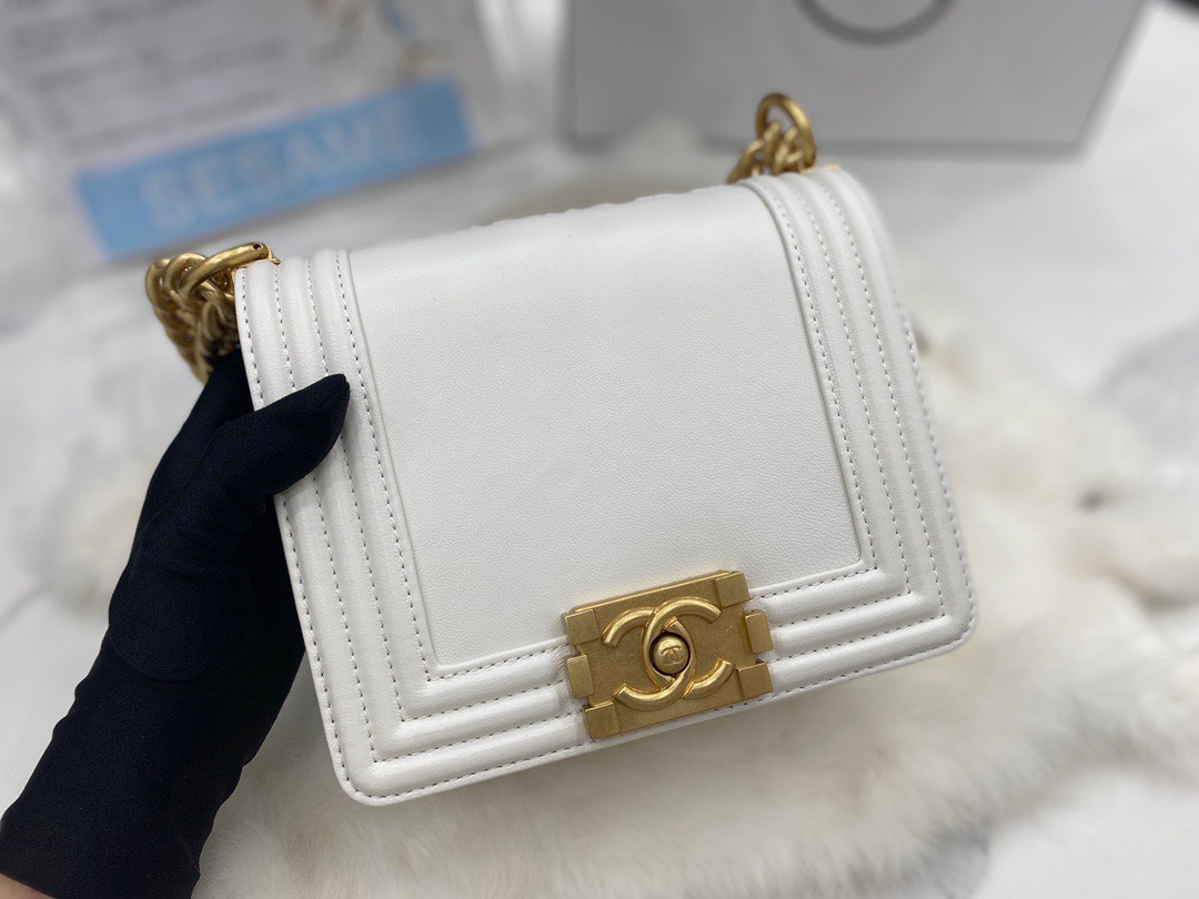 z3313857051049_f963ce49236aa0d998485b2f7dfa1f3c Túi đeo vai Chanel Boy cỡ nhỏ bằng da bê màu trắng