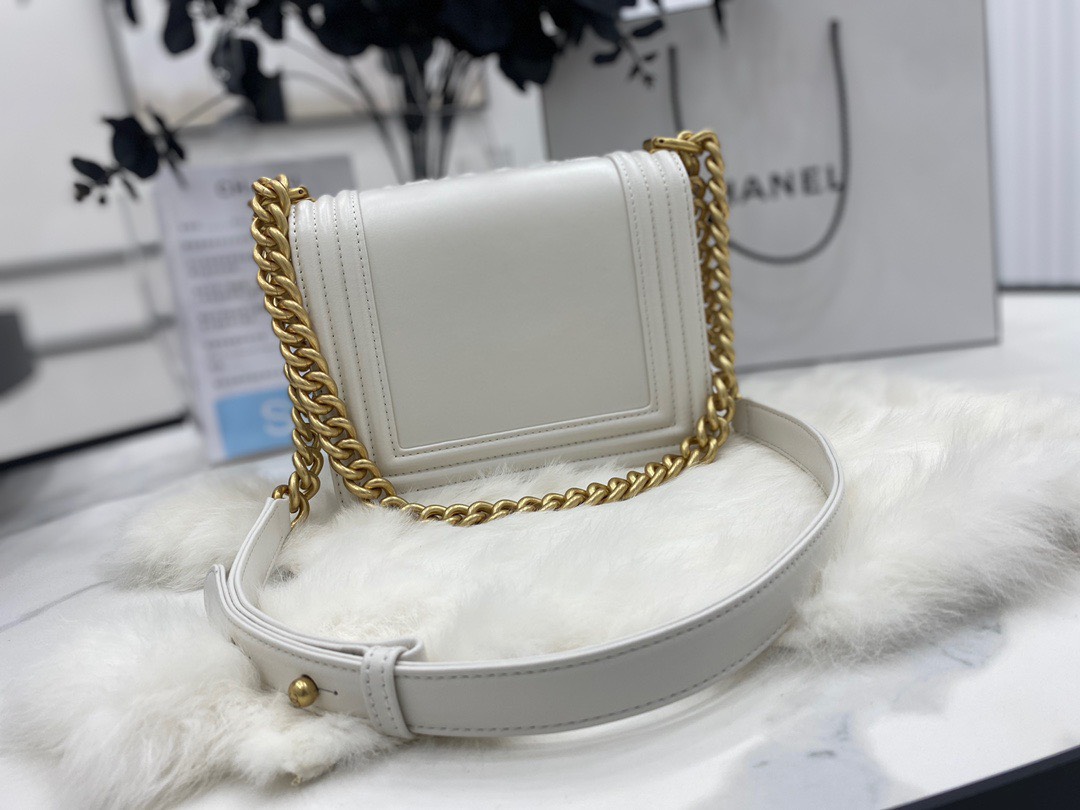 z3313857055572_98ffa2634306258b106e3f3e91cff0e3 Túi đeo vai Chanel Boy cỡ nhỏ bằng da bê màu trắng
