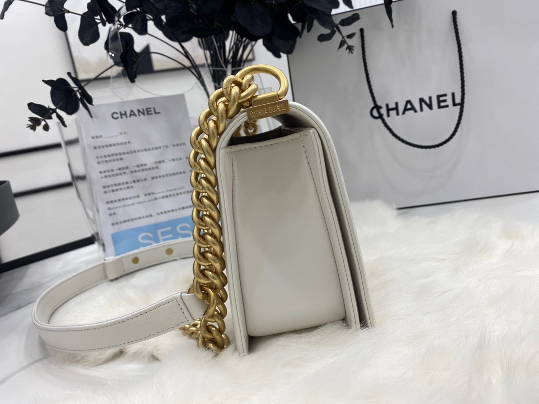 Kinh nghiệm bảo quản túi đeo vai Chanel Boy cỡ nhỏ bằng da bê màu trắng