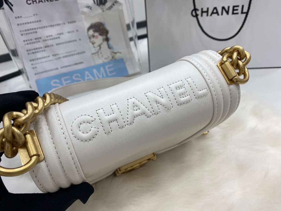 z3313857067095_a40eecf87c390275a58bcaf74d7bc403 Túi đeo vai Chanel Boy cỡ nhỏ bằng da bê màu trắng