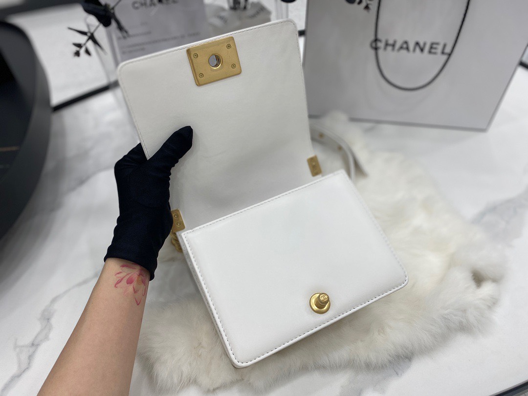 z3313857076658_4931f4d8e9ff6cee1613d8be9e8b7b34 Túi đeo vai Chanel Boy cỡ nhỏ bằng da bê màu trắng