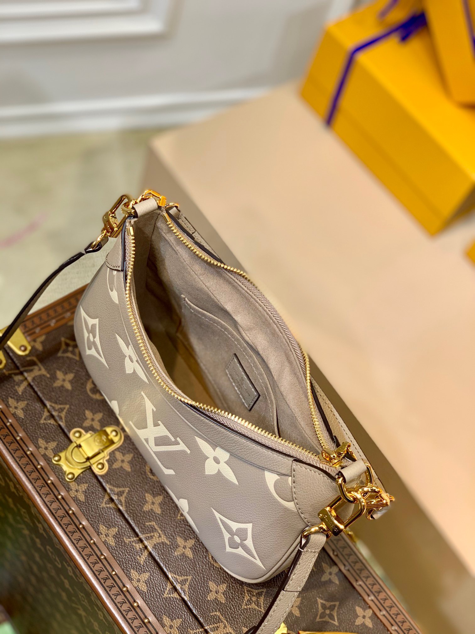 Phong cách phối đồ cùng túi xách nữ Louis Vuitton Boulogne PM Kem Be