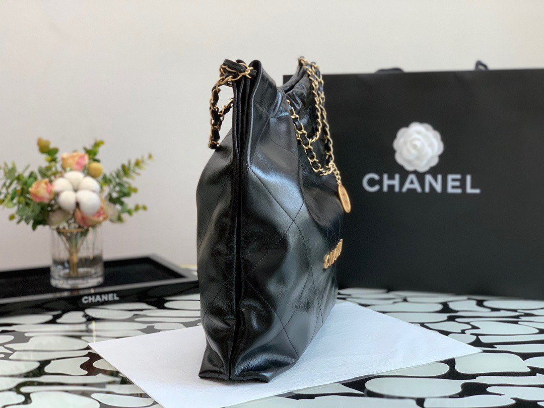 Lưu ý khi sử dụng và bảo quản túi CHANEL 22 Medium logo vàng da bê màu đen