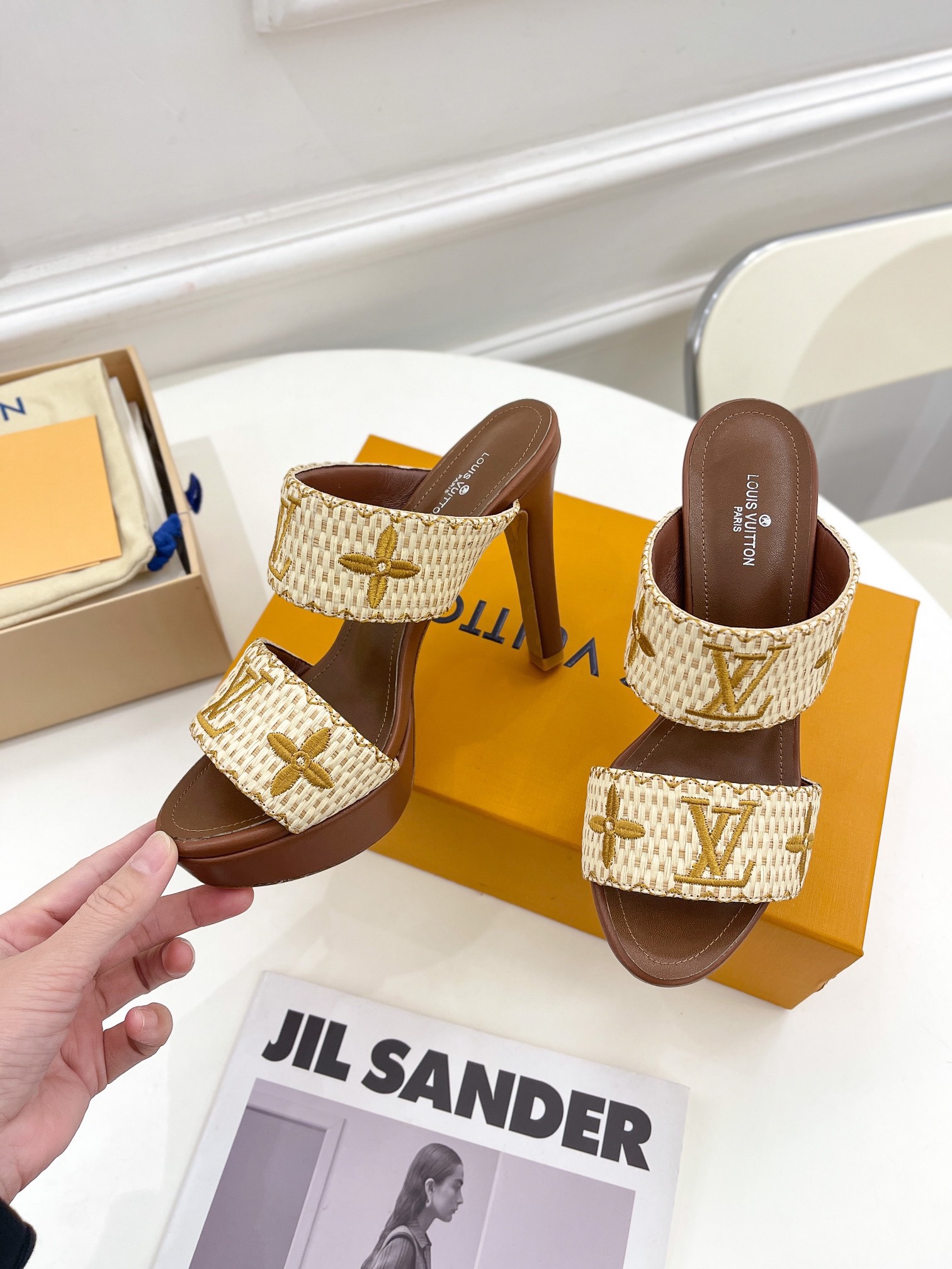 z3356598791884_3b3385ab9f8aadc84938dd9e267bc6fb Giày nữ Louis Vuitton hàng hiệu GNSC1538