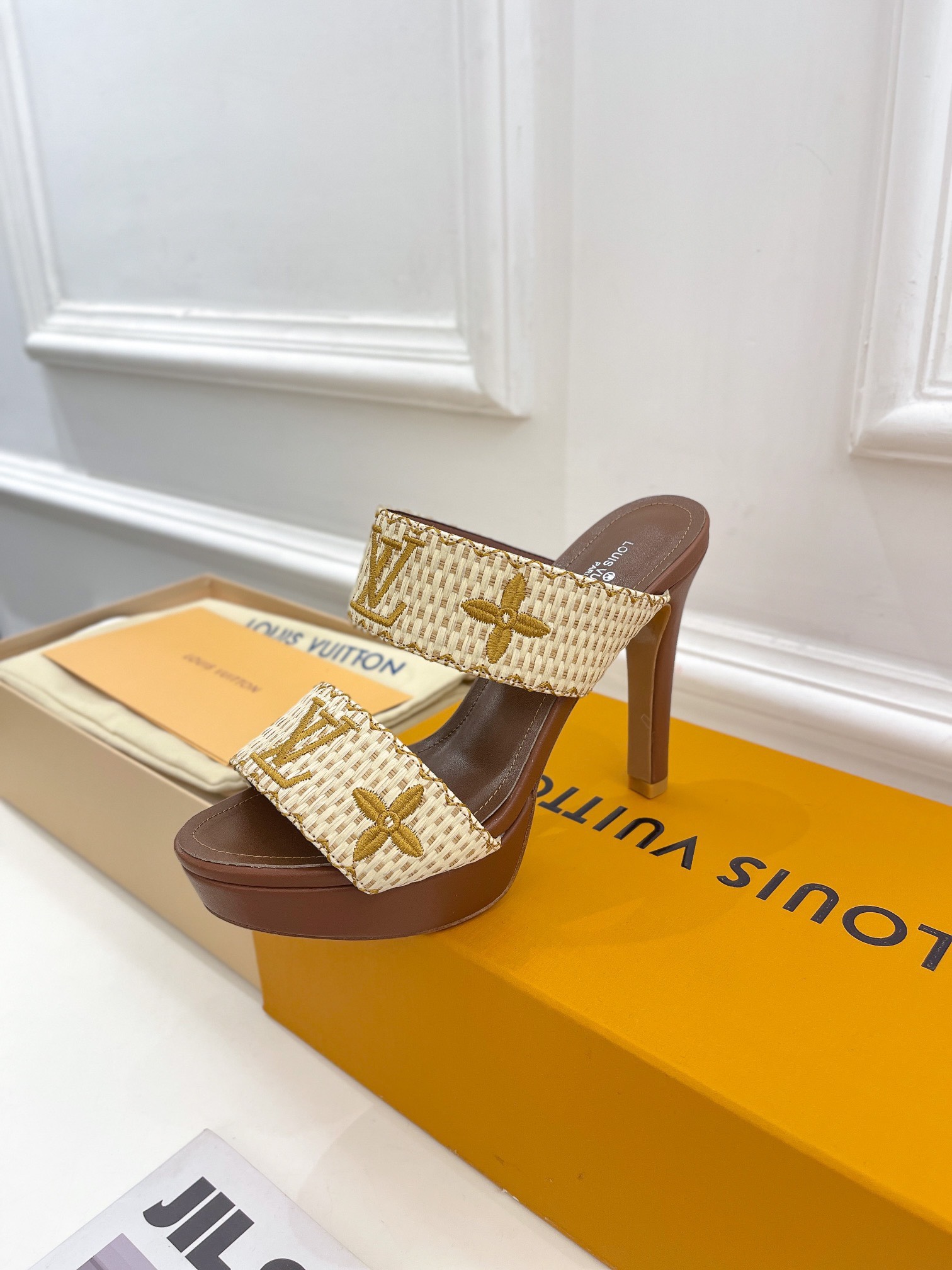 z3356598797769_9157a1b774cca12560e81cb0d17344be Giày nữ Louis Vuitton hàng hiệu GNSC1538