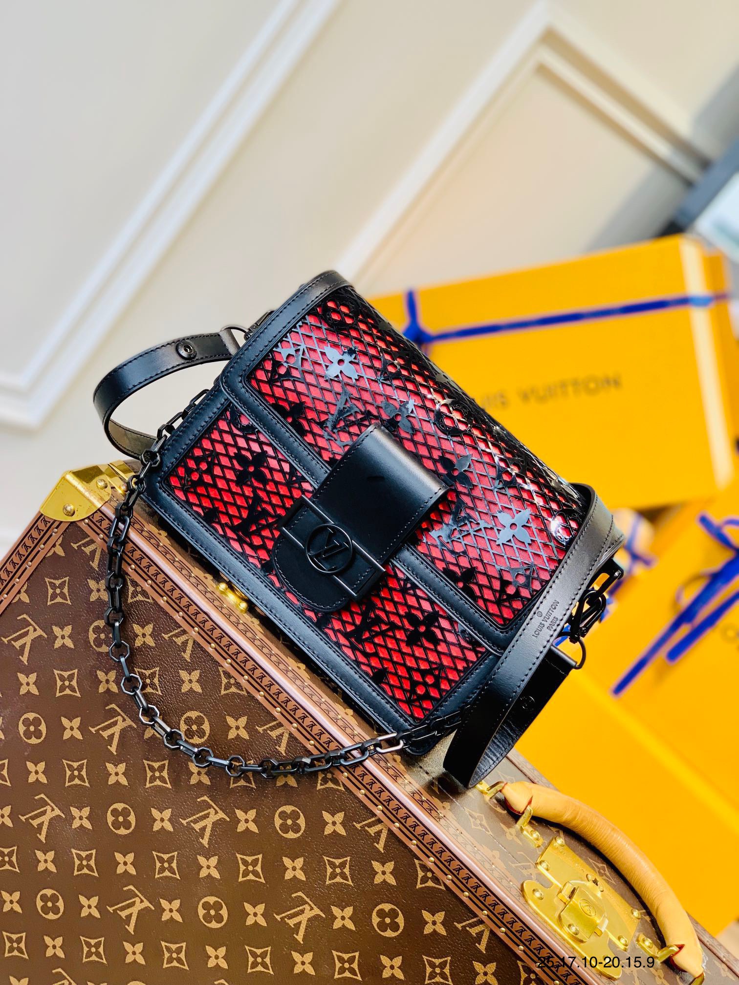 Túi xách nữ Louis Vuitton Patent Calfskin Laced Monogram Dauphine Chain Wallet Túi xách nữ Louis Vuitton Patent Calfskin Laced Monogram Dauphine Chain Wallet