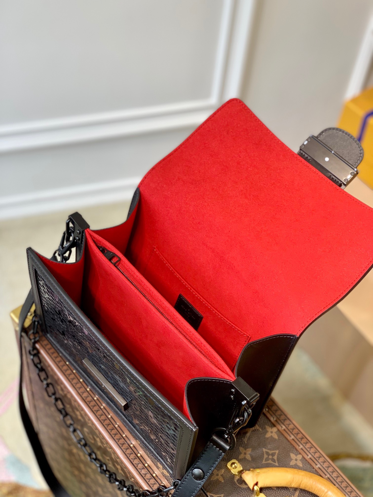 z3368634610275_6d1a50e776284197d46761ca487502d2 Túi xách nữ Louis Vuitton Patent Calfskin Laced Monogram Dauphine Chain Wallet