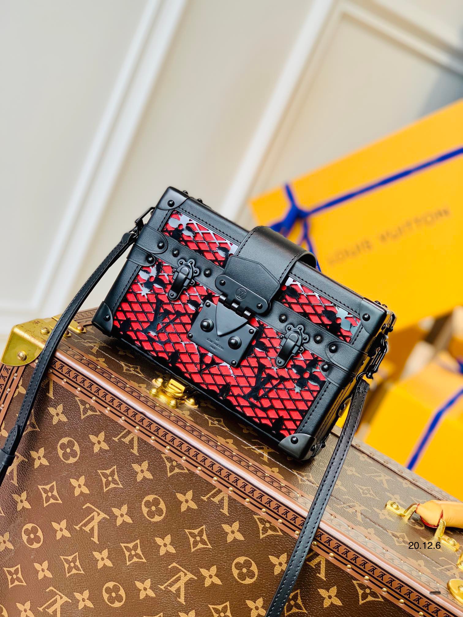 Giới thiệu túi nữ Louis Vuitton Petite Malle Màu đen đỏ Giới thiệu túi nữ Louis Vuitton Petite Malle Màu đen đỏ