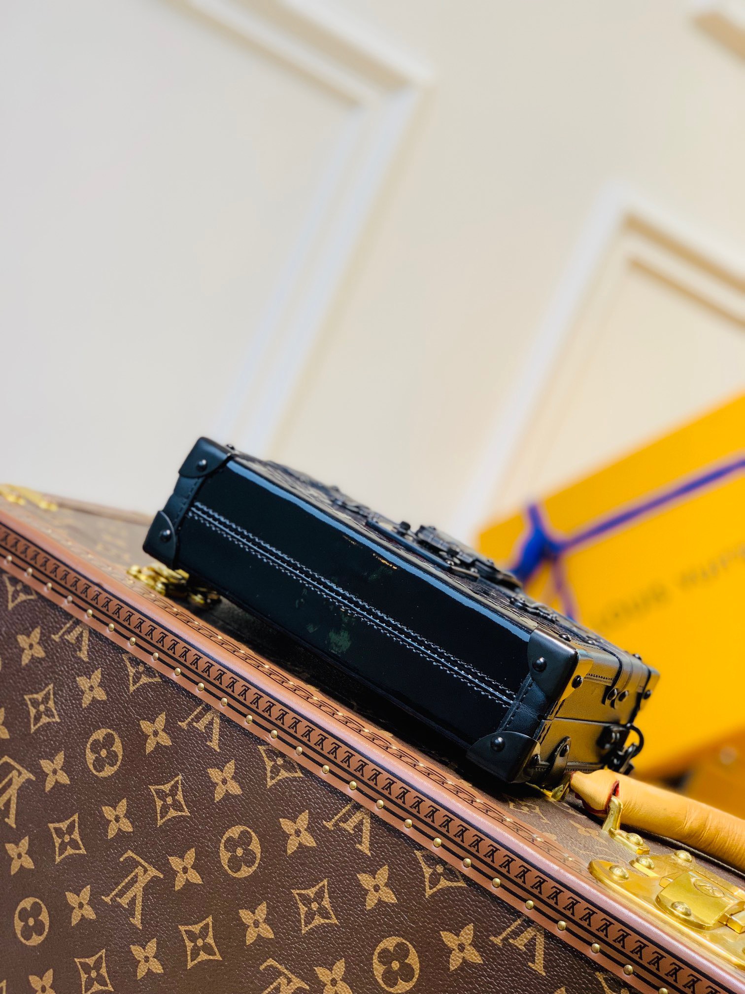 Kinh nghiệm bảo quản túi nữ Louis Vuitton Petite Malle Màu đen đỏ