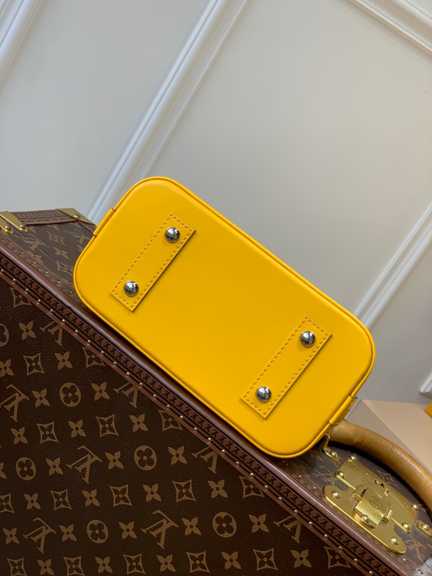 Kinh nghiệm bảo quản túi xách Louis Vuitton Alma Bb Epi Sunflower màu vàng