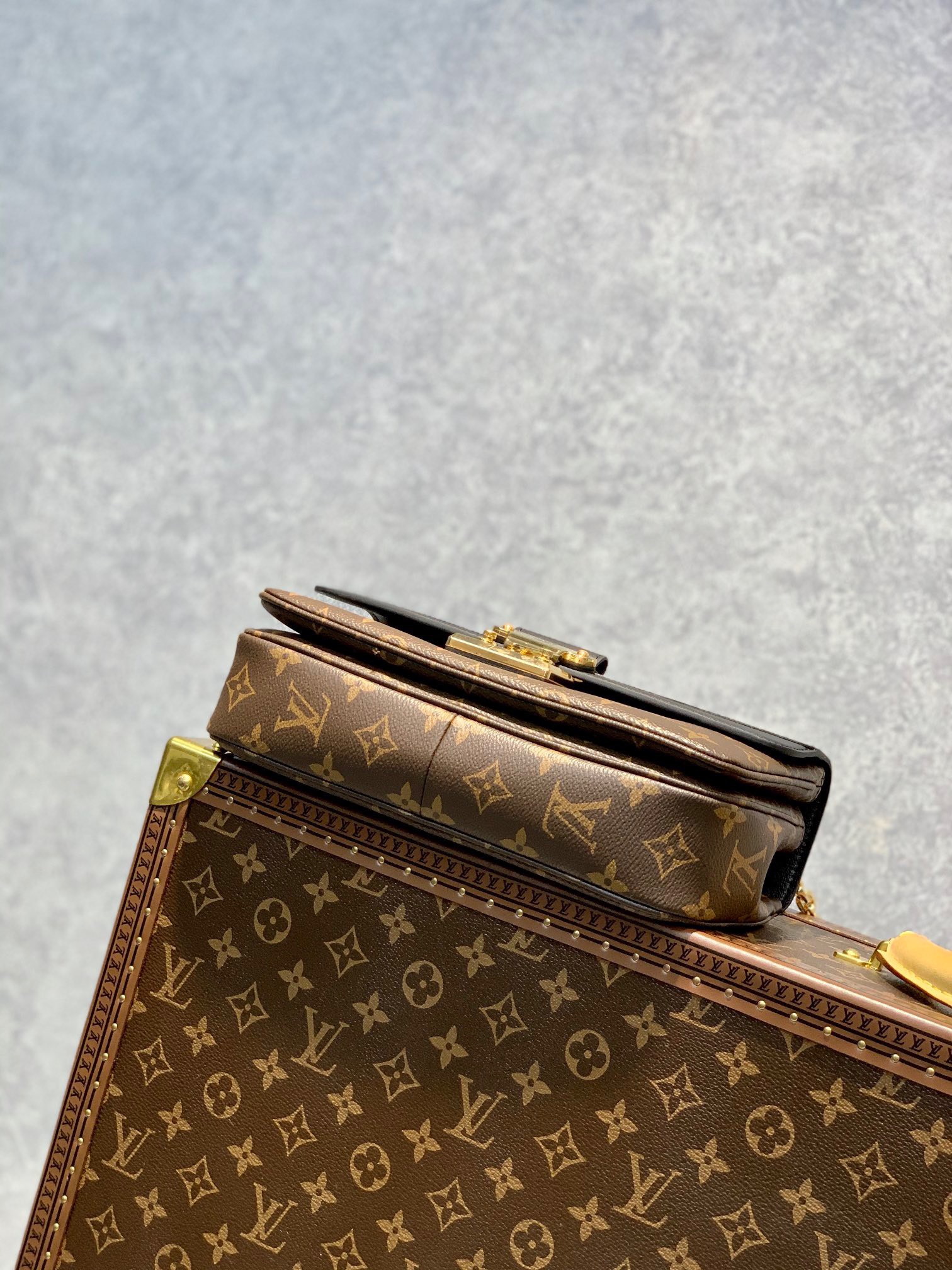 Kinh nghiệm bảo quản túi xách đeo chéo Louis Vuitton Monogram Marceau màu đen