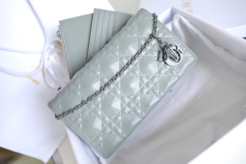 Hướng dẫn sử dụng túi Dior Lady Dior Pouch ‘Gray With Diamond’