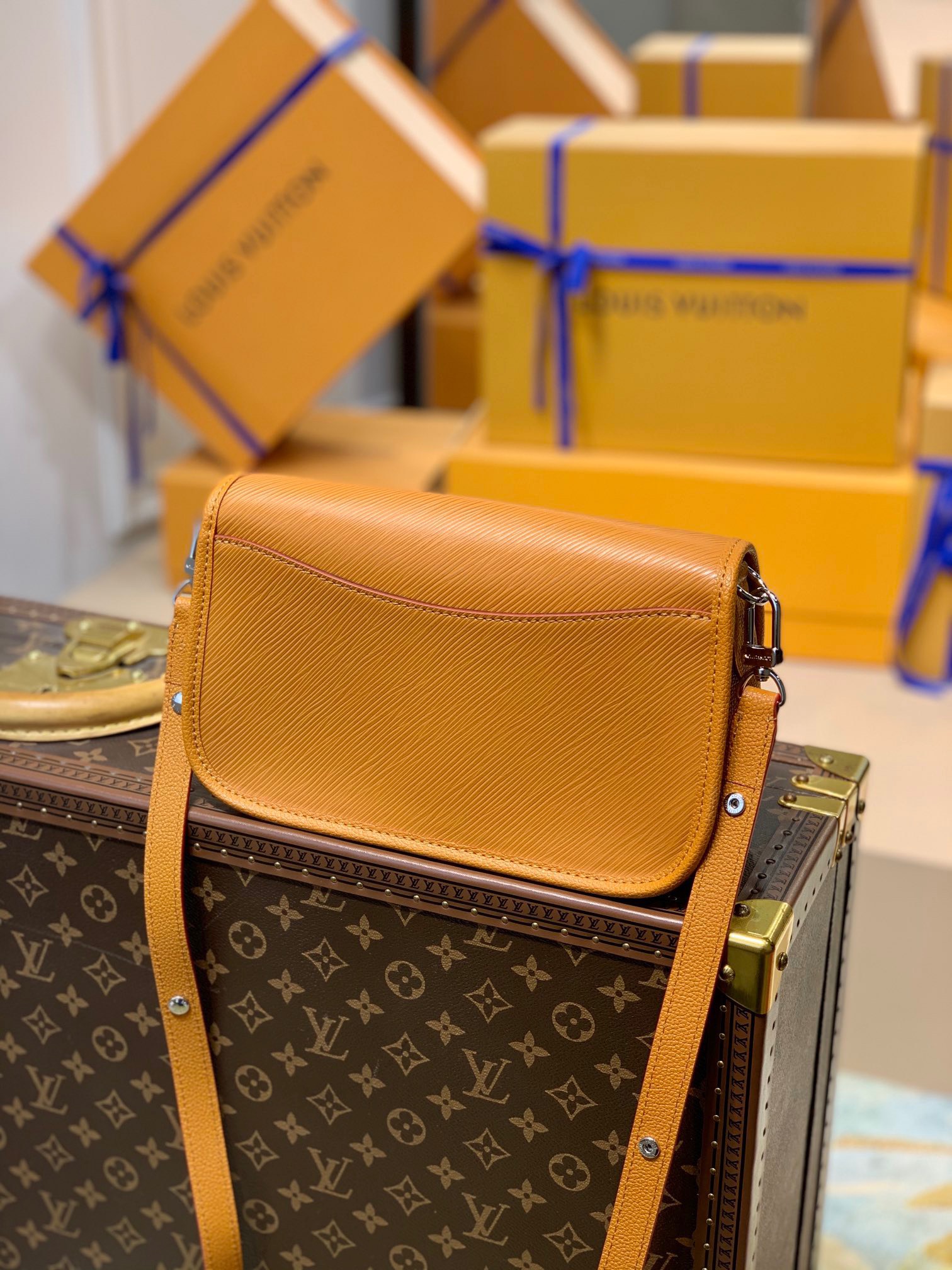 z3458225471298_c3632ac09be19355f4e76bdf8fe17a90 Túi xách nữ Louis Vuitton Epi Buci Màu Vàng Cam Siêu Cấp