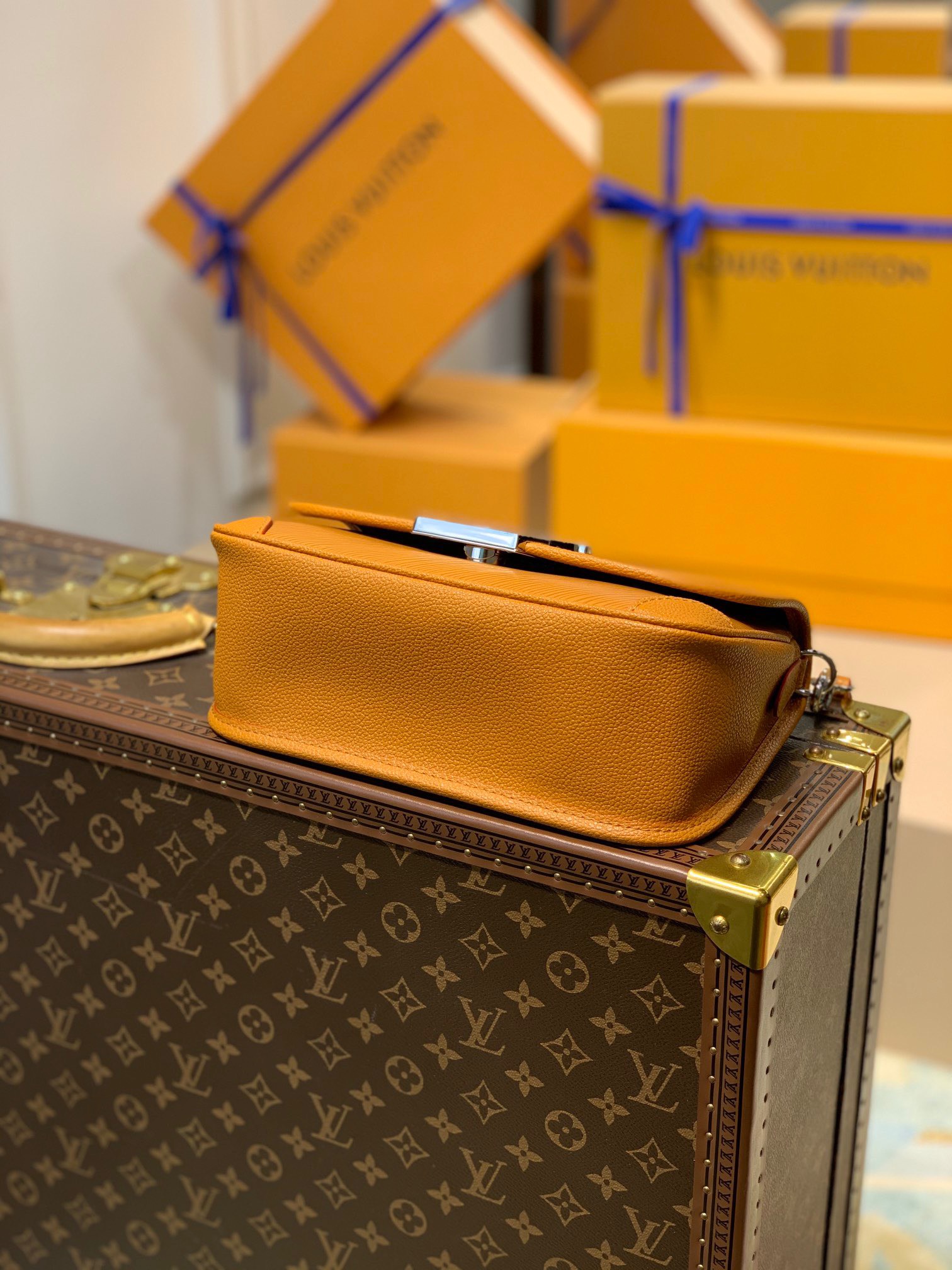 Hướng dẫn bảo quản túi xách nữ Louis Vuitton Epi Buci màu vàng cam