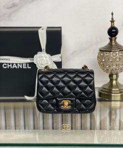 Túi Chanel Classic Mini Flap da cừu mạ vàng màu đen