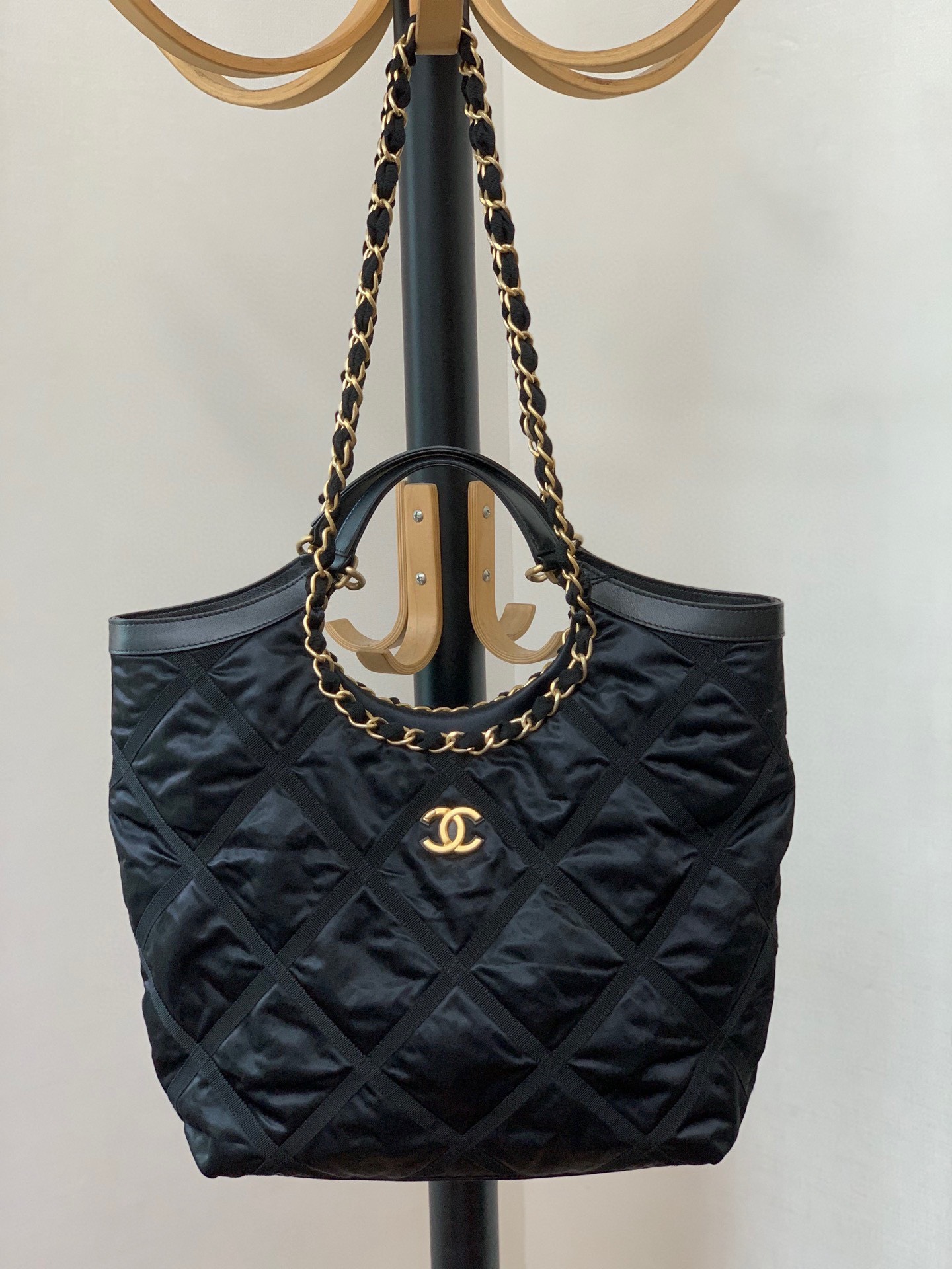 z3522932017754_16510ae0653ebfda6de7451ca18657d0 Túi xách Chanel Maxi Shopping Bag Nylon gros grain & gold tone metal