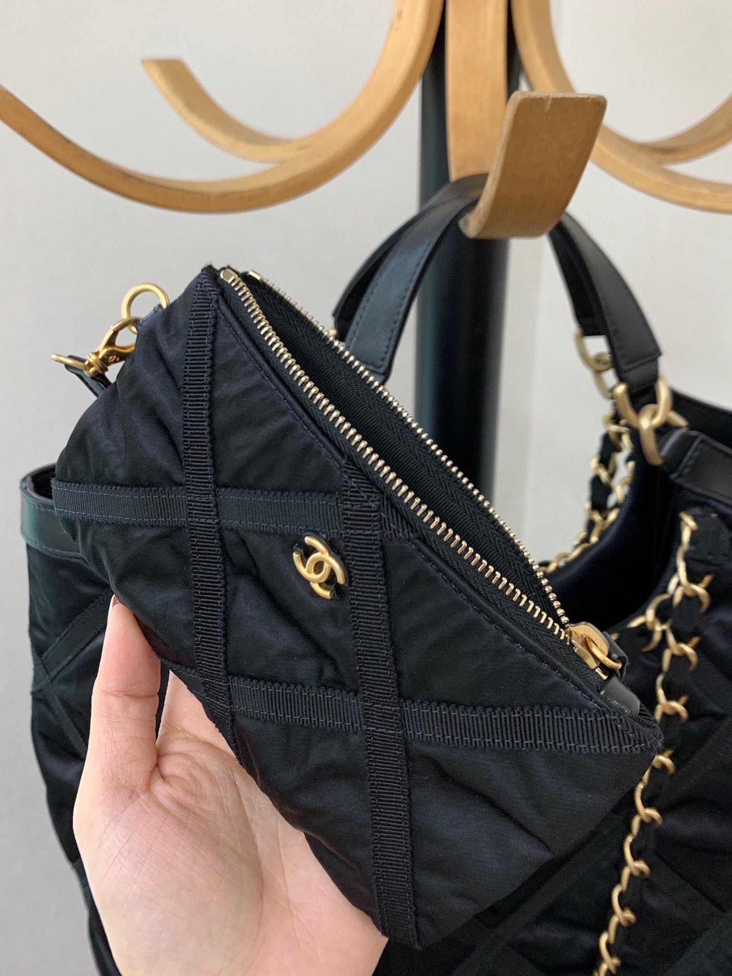 z3522932034397_4ba5f13e47069ab15b9dcd7112217d81 Túi xách Chanel Maxi Shopping Bag Nylon gros grain & gold tone metal