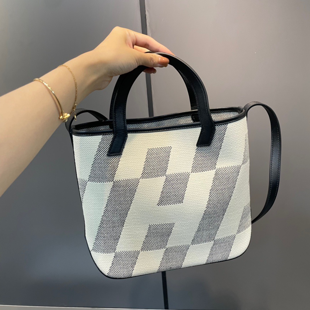 z3592154909757_6d260ab2c5c4fa1684bb21c1dbea07c5 Túi xách Hermes Cabas H En Biais Màu Trắng Siêu Cấp