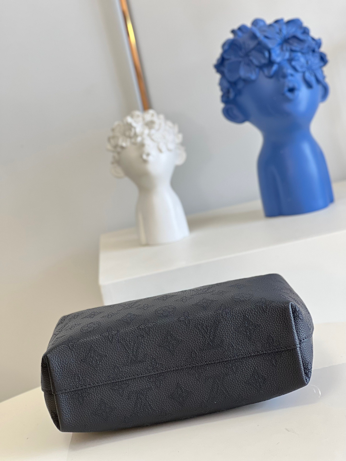 Lưu ý khi sử dụng túi xách Louis Vuitton Why Knot MM Monogram Mahina màu đen