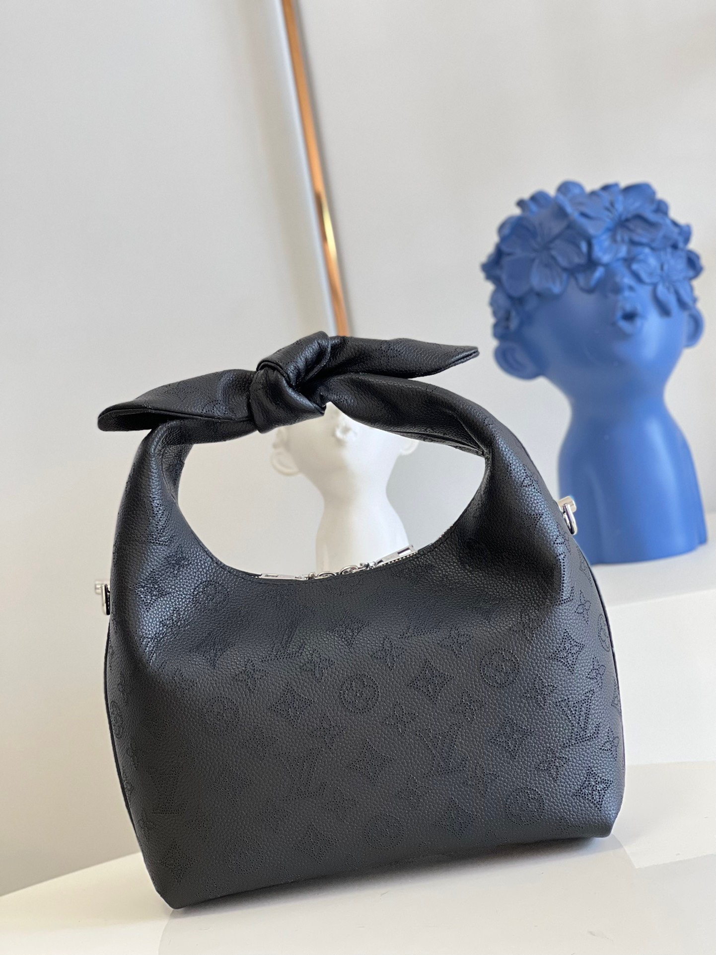 z3629098776729_d36f25c1c4581e0671767e982427ec56 Túi xách Louis Vuitton Why Knot MM Monogram Mahina Màu Đen