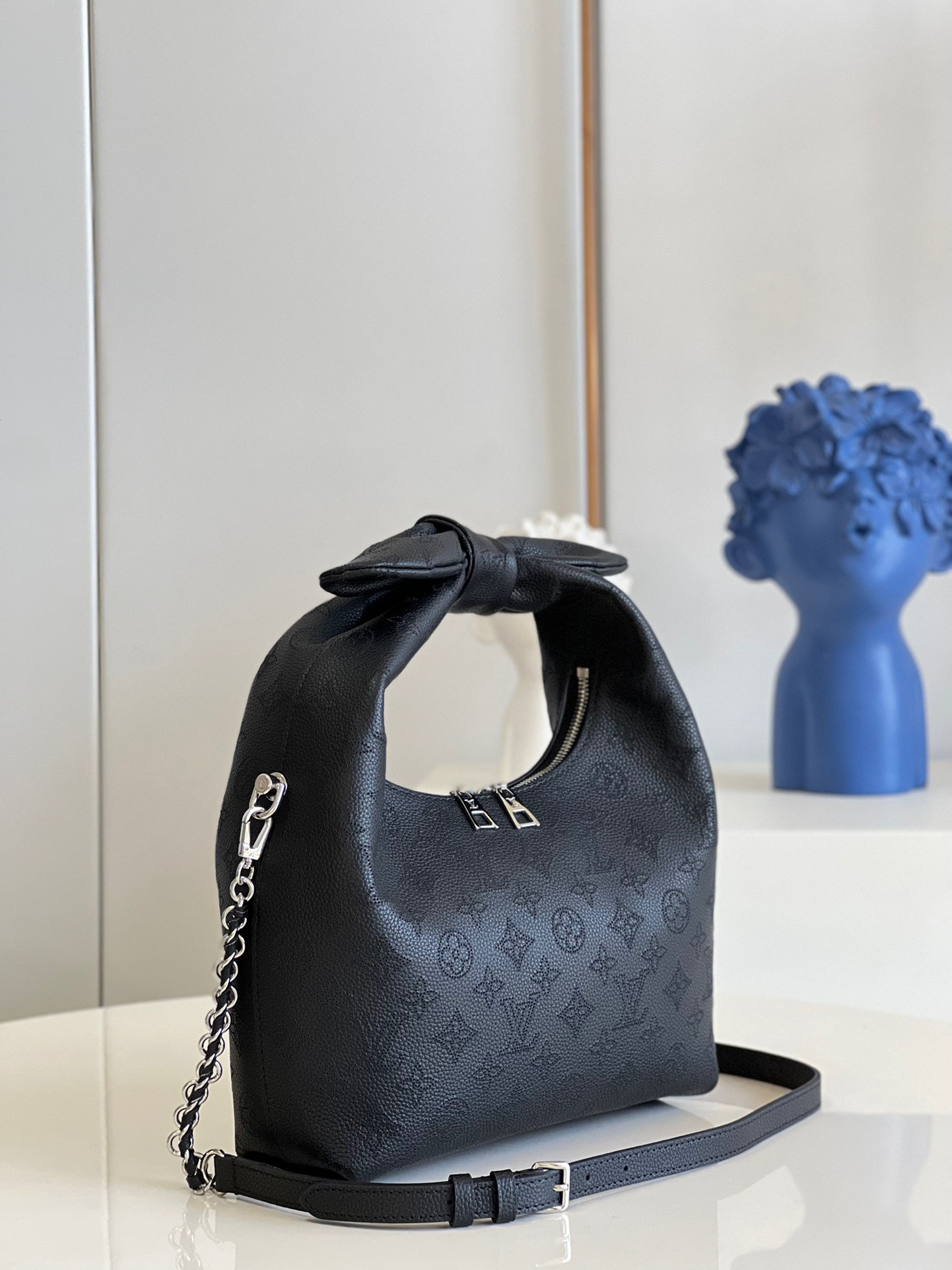 z3629098779458_0c93bbda79526114e6b1ab08057c7b1c Túi xách Louis Vuitton Why Knot MM Monogram Mahina Màu Đen