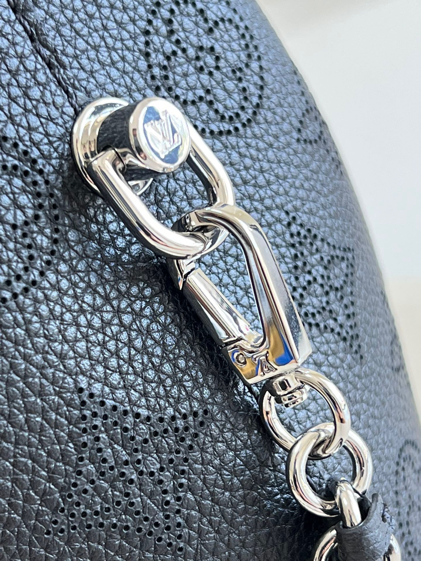 z3629098781335_d7522dd9073ea84674dd277a70fae77e Túi xách Louis Vuitton Why Knot MM Monogram Mahina Màu Đen