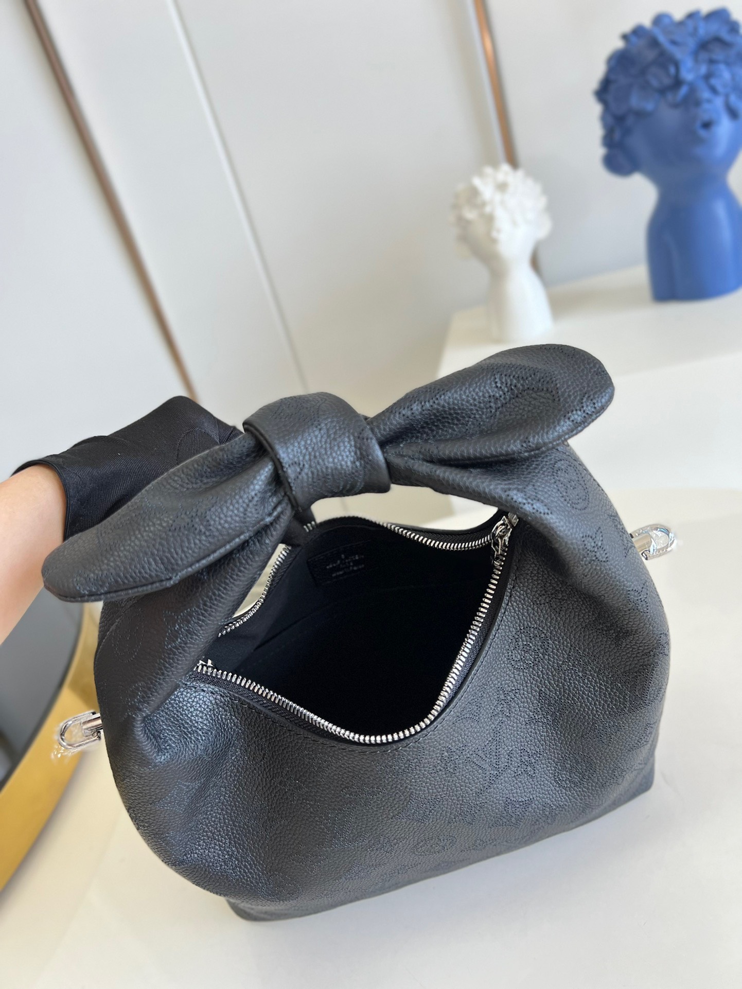 z3629098784010_b4a2707051a0280c57f0012fa52a815e Túi xách Louis Vuitton Why Knot MM Monogram Mahina Màu Đen